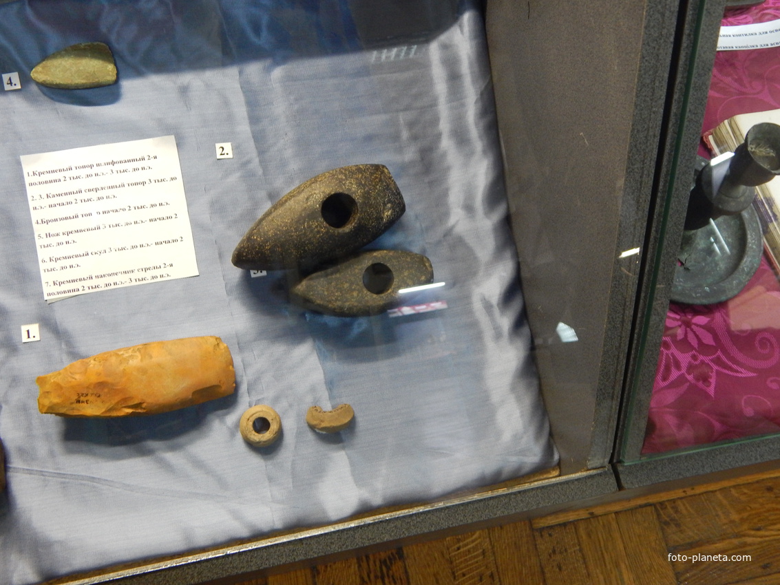 Каменные топоры (экспонаты городского краеведческого музея)