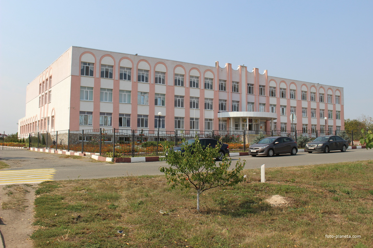 Средняя школа.