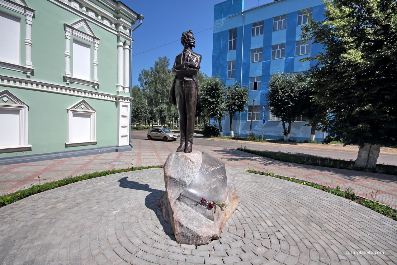 Памятник Константину Бальмонту.