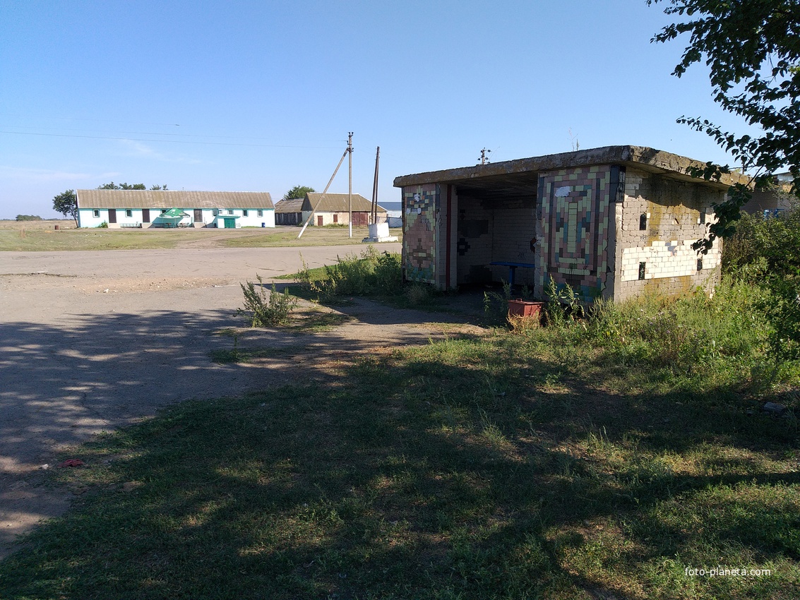 Автобусна зупинка та магазин в с. Запоріжжі.