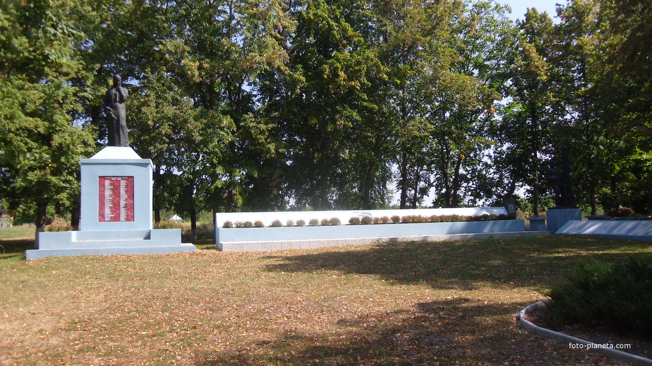 Братская могила советских воинов и памятный знак воинам-землякам. Похоронен 151 воин