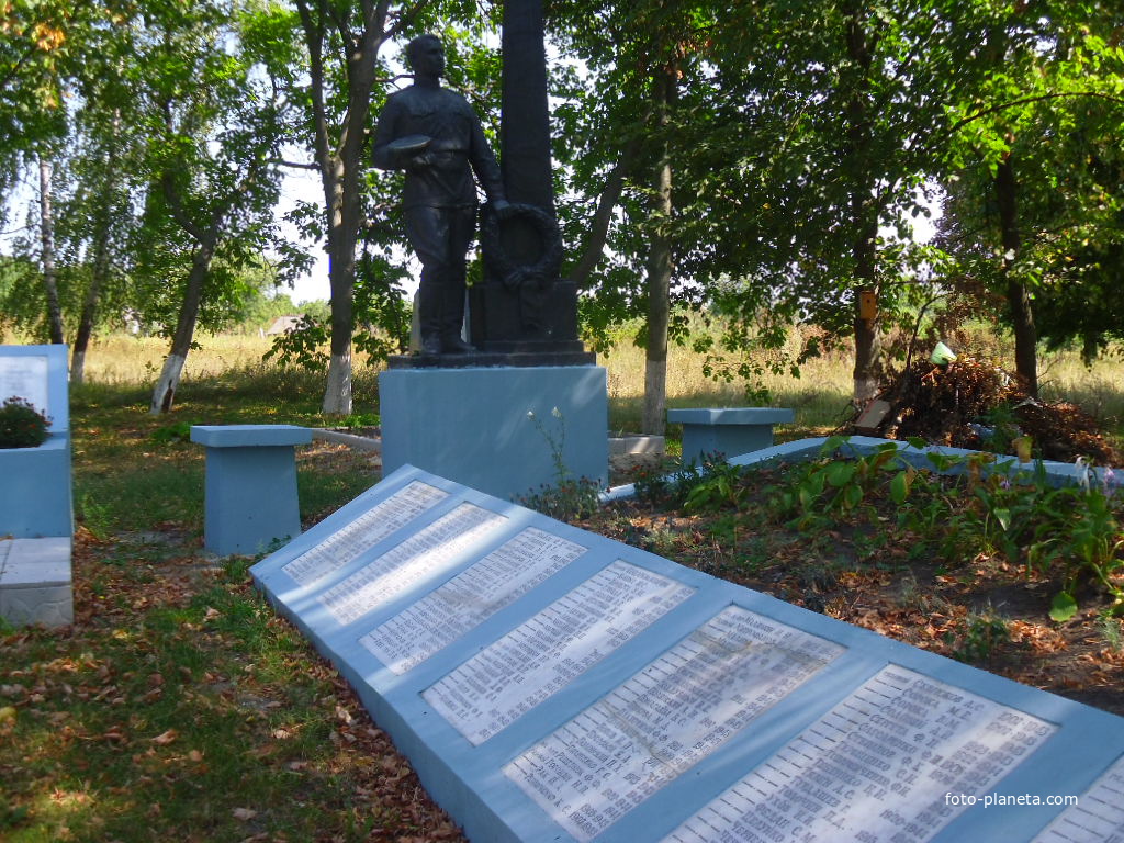 Мемориал погибшим освободителям села Цветное.Похоронен 151 воин.