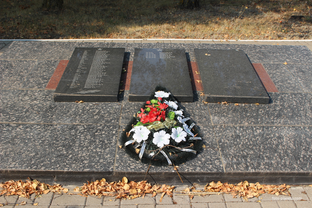 На братской могиле советских воинов (1943 г.).