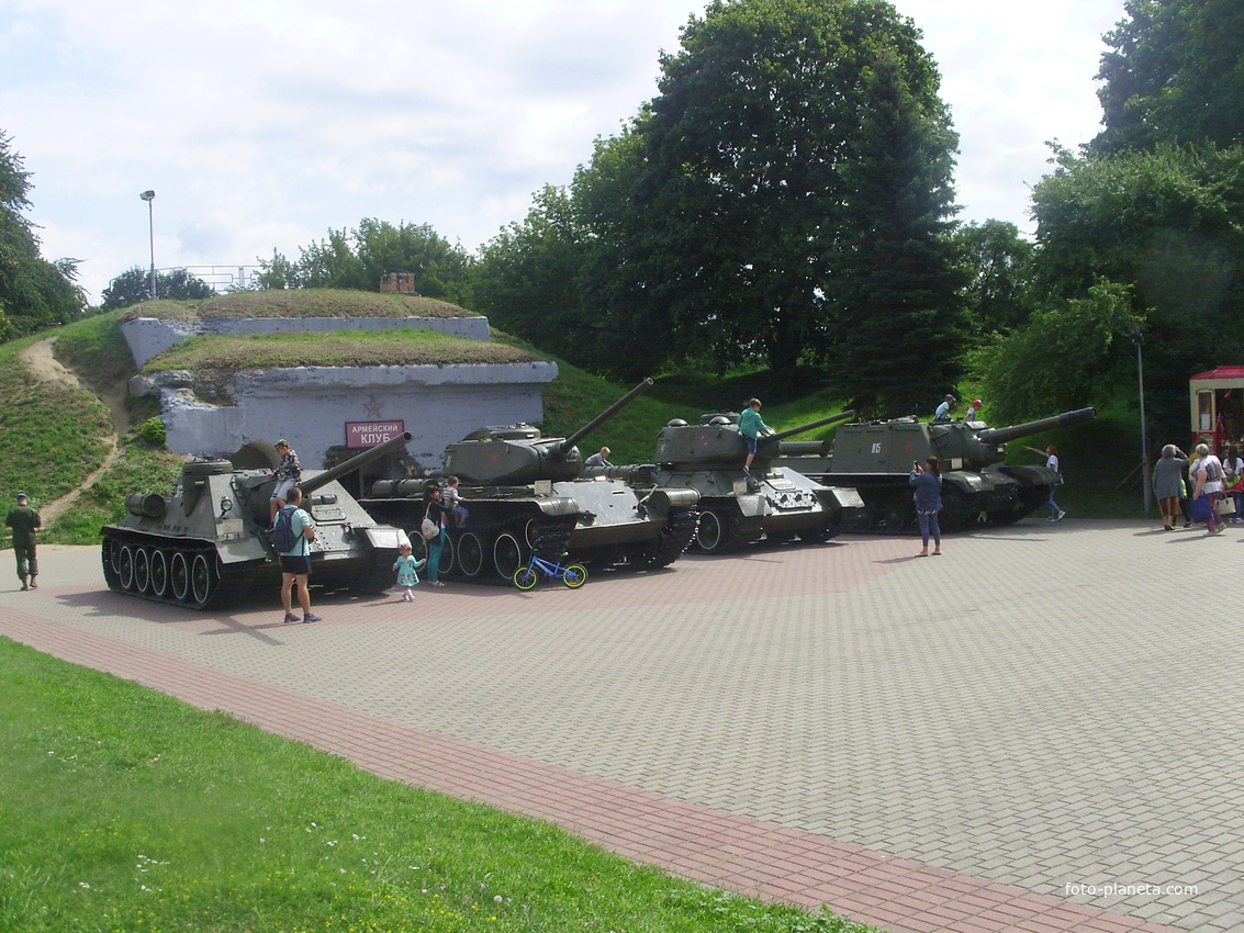 Выставка военной техники у порохового погреба на Кобринском укреплении
