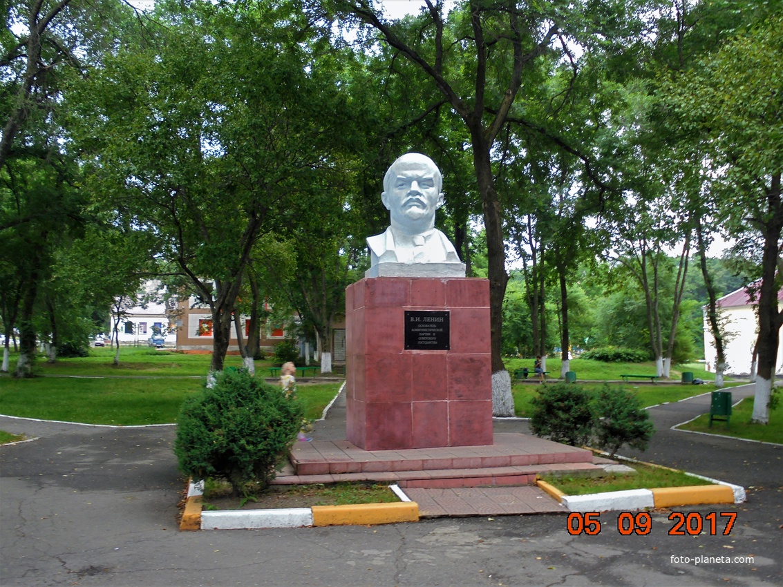 Памятник Ленину у городского ДК
