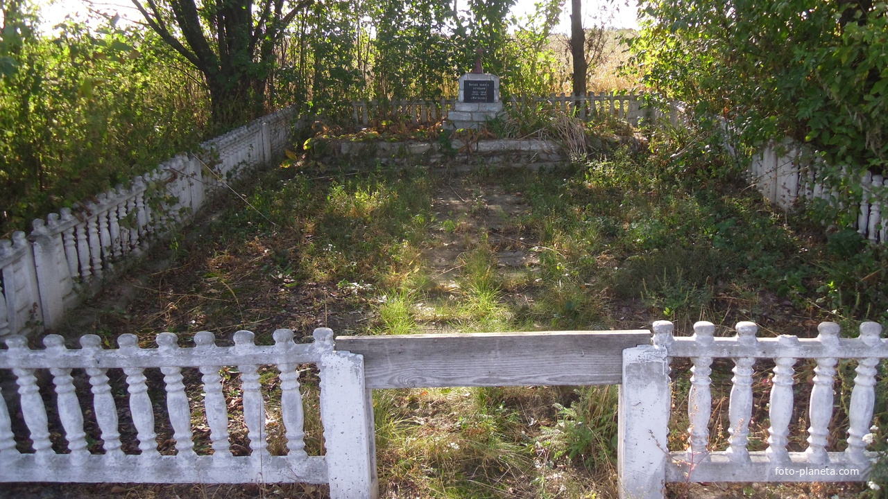 Братская могила на въезде в село.