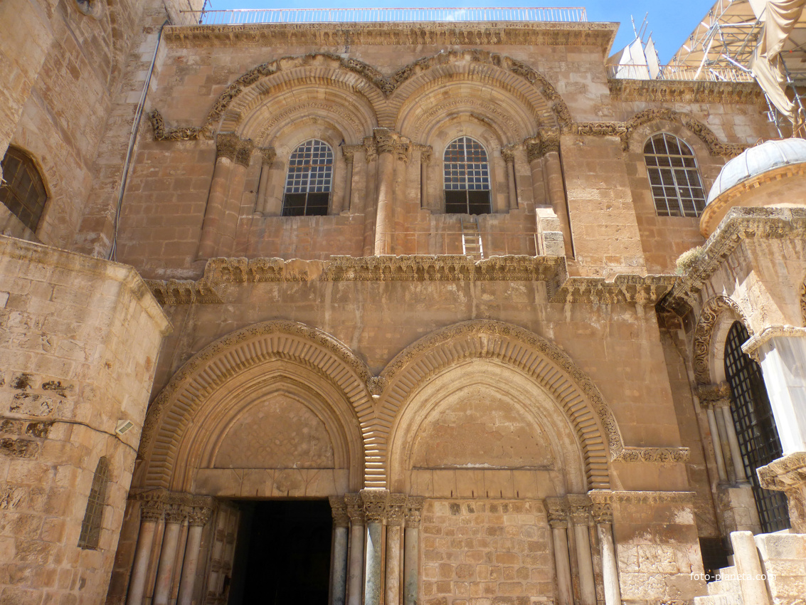 «Недвижимая лестница»  ( у правого окна второго яруса фасада Храма Гроба Господня).