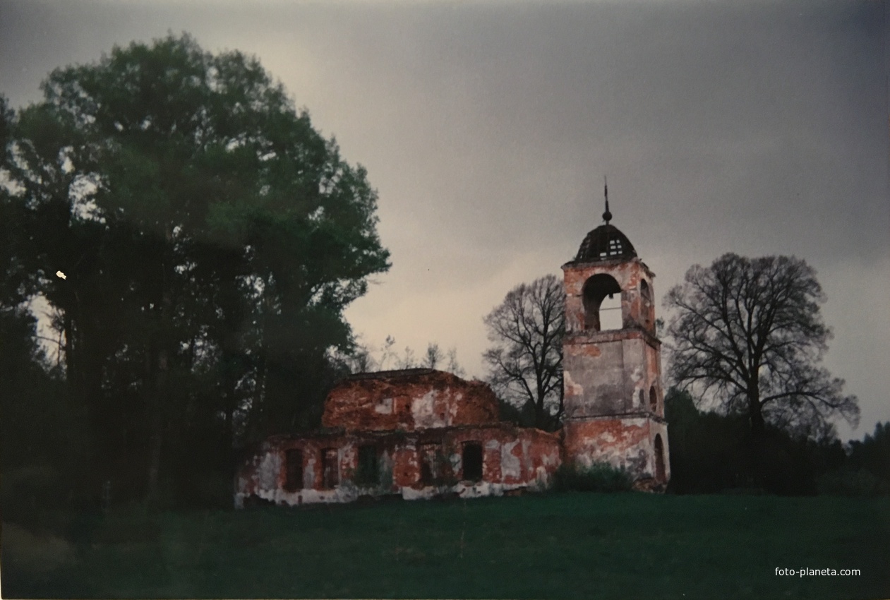 Троицкий храм в урочище Троица-Чижи около деревни Часовня (до восстановления). 1994г.