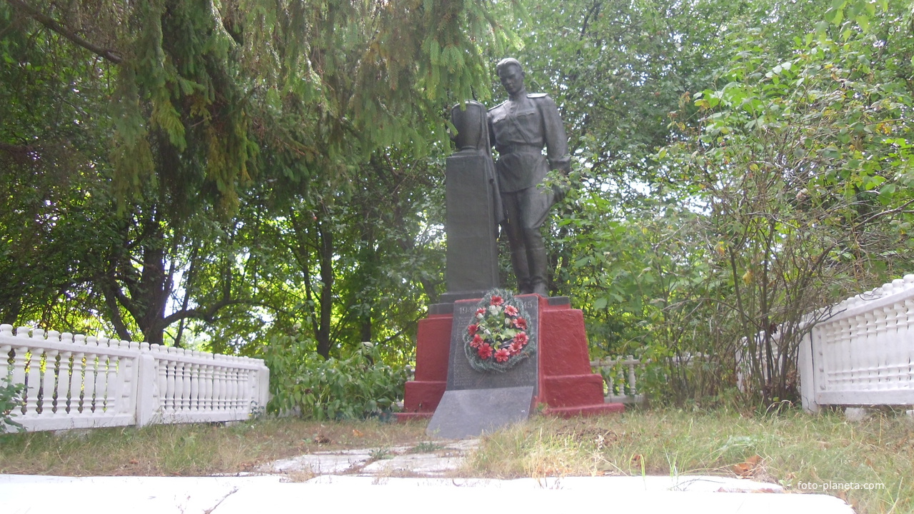 Памятник освободителям села .