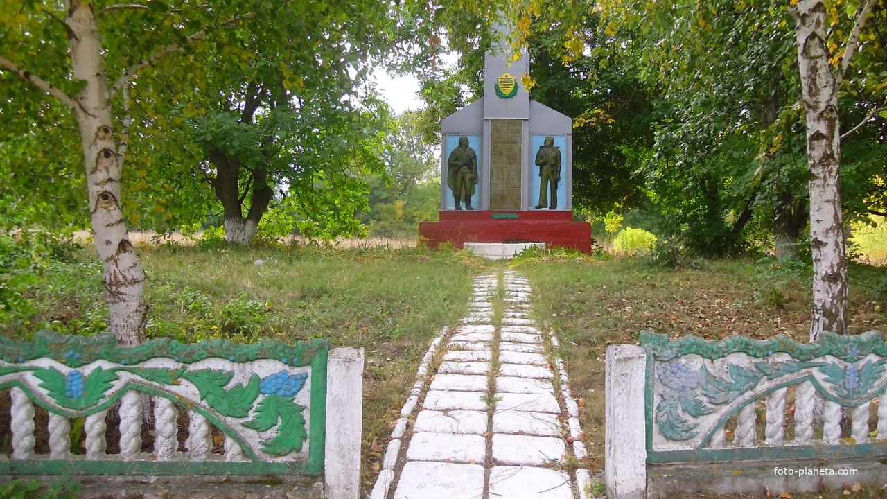 Памятник односельчанам погибших на фронтах ВОВ.