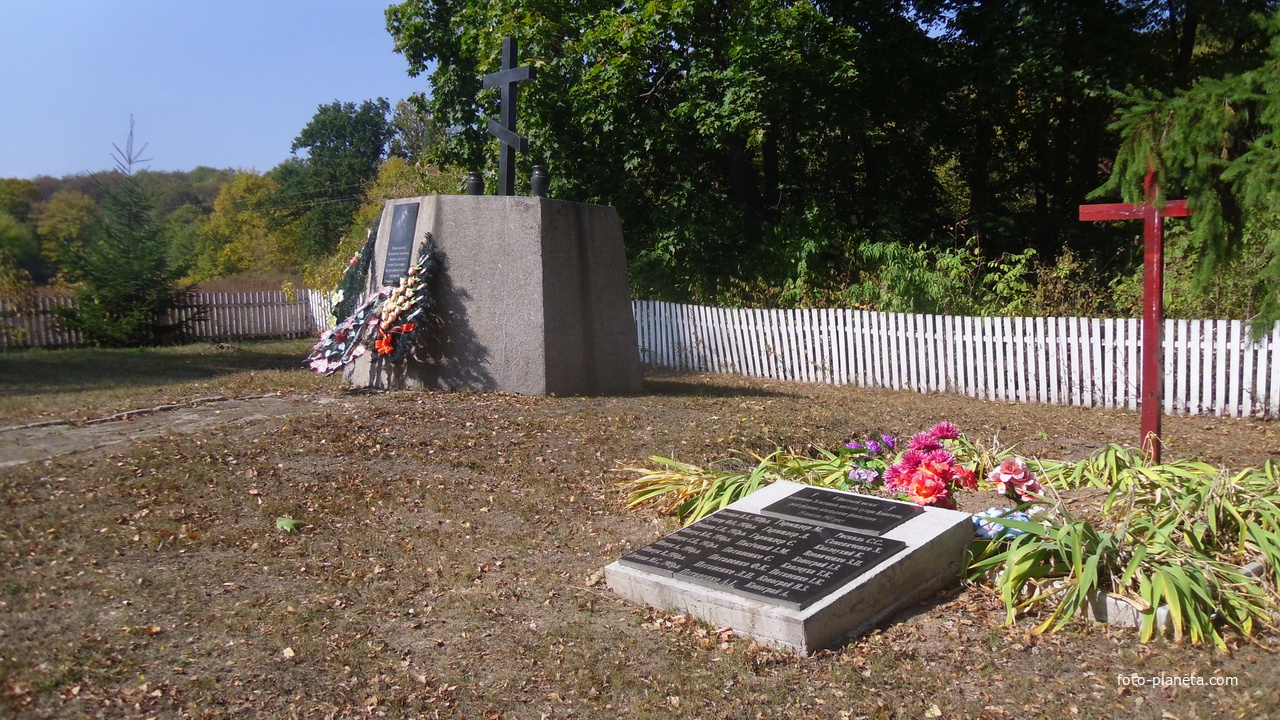 Братская могила(1) 26 мирных граждан расстрелянных фашистами 19 октября 1943 года.Во время Второй мировой войны 19 октября 1943 село было сожжено нацистами, погибло 495 человек.