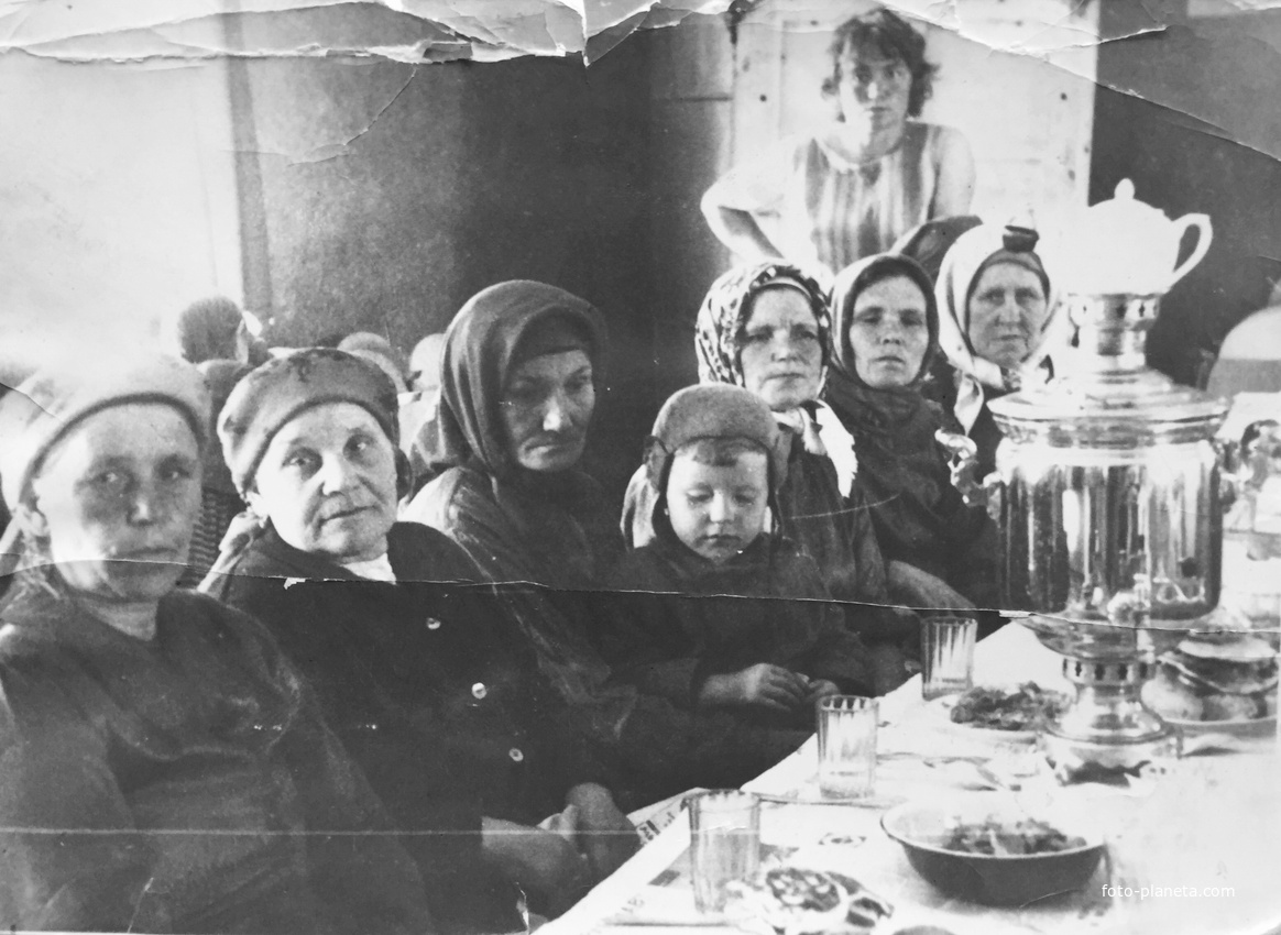 1967 г. Чаепитие в деревенском клубе.