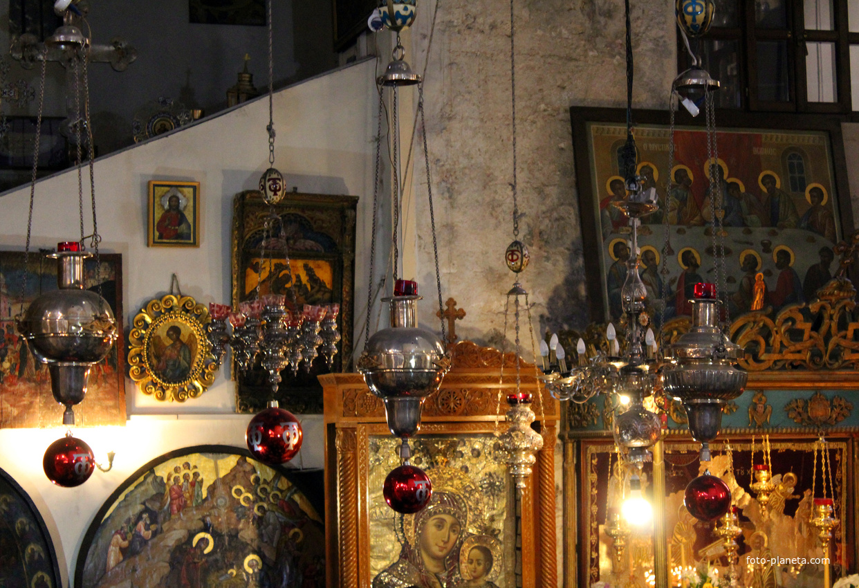 Чудотворная православная Вифлеемская икона Божией Матери (внизу в центре).
