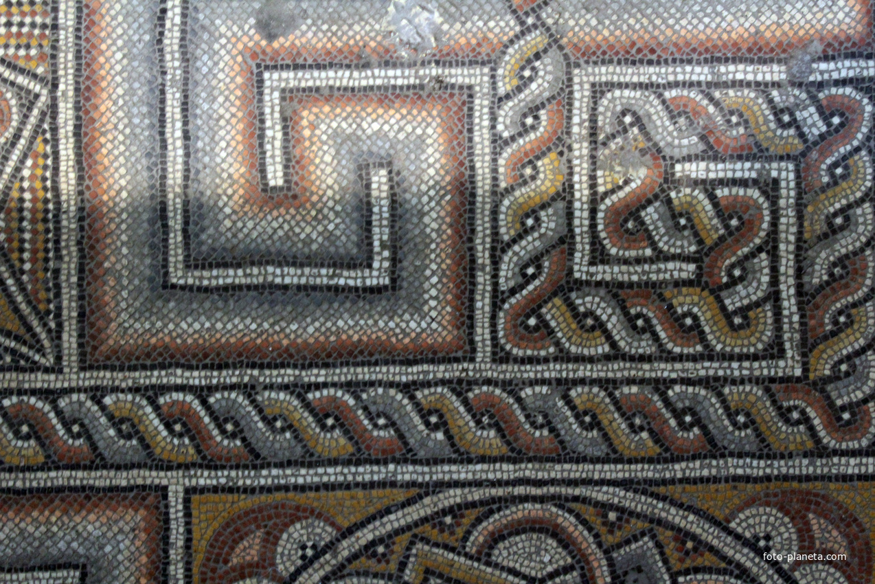 Византийская мозаика эпохи Константина Великого под основным полом.