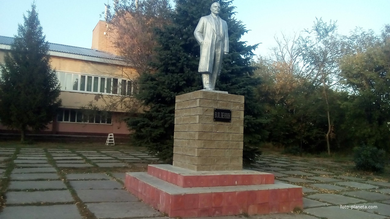 Посёлок Ленинский. Памятник В. В. Ленина.