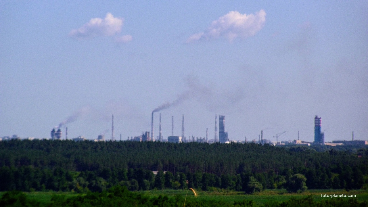 Завод Азот, вид со стороны села Головятино, расстояние 10 км по прямой.