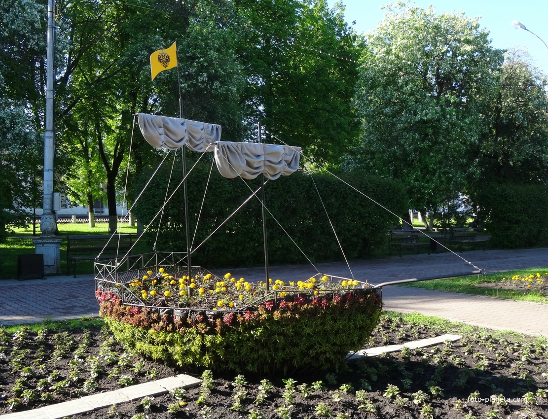 Парусник, около памятника Ивану Сусанину