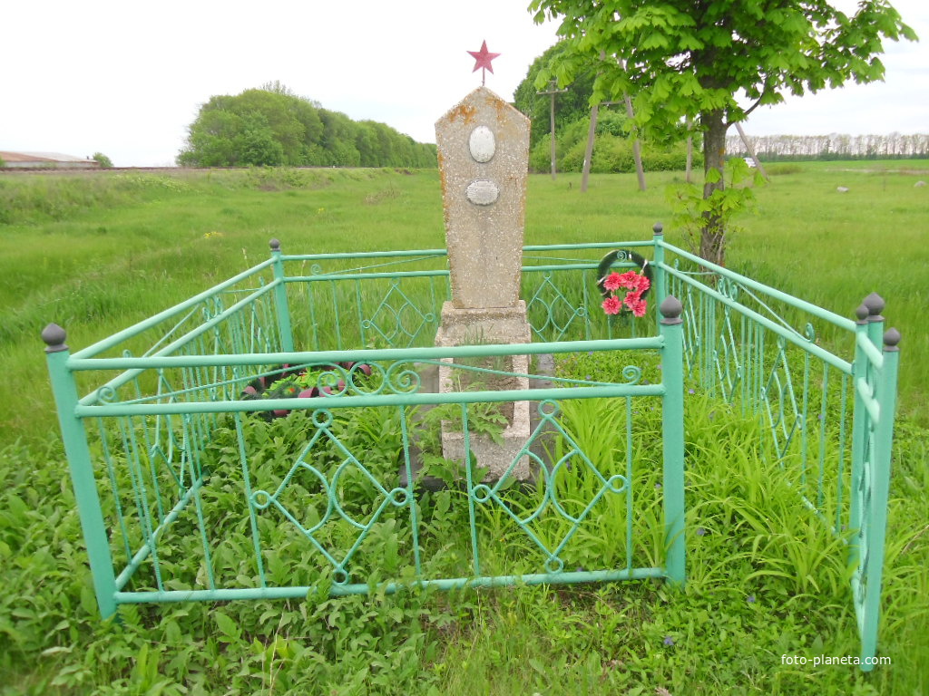 Могила советского офицера младшего лейтенанта Б. К. Липатова(1923-1944),около ж/д переезда .