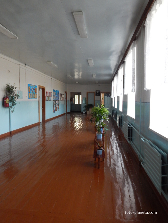 Школьный коридор второго этажа, где находится литературный музей Евгении Янищиц