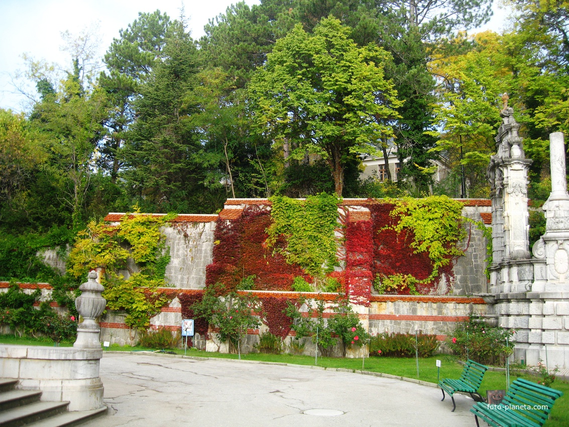 Подпорная стенка дворцового парка
