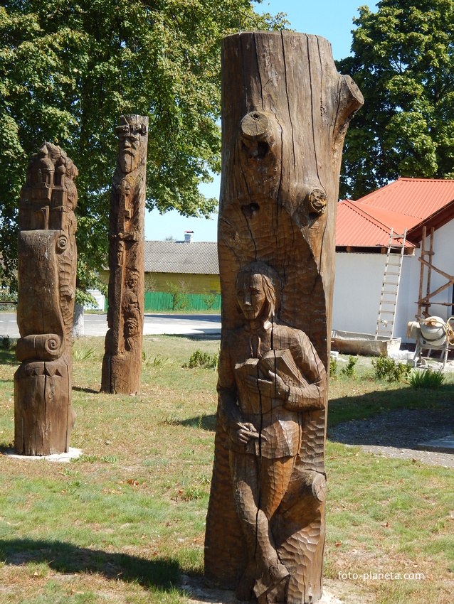 На территории музейного комплекса установлено несколько деревянных скульптур