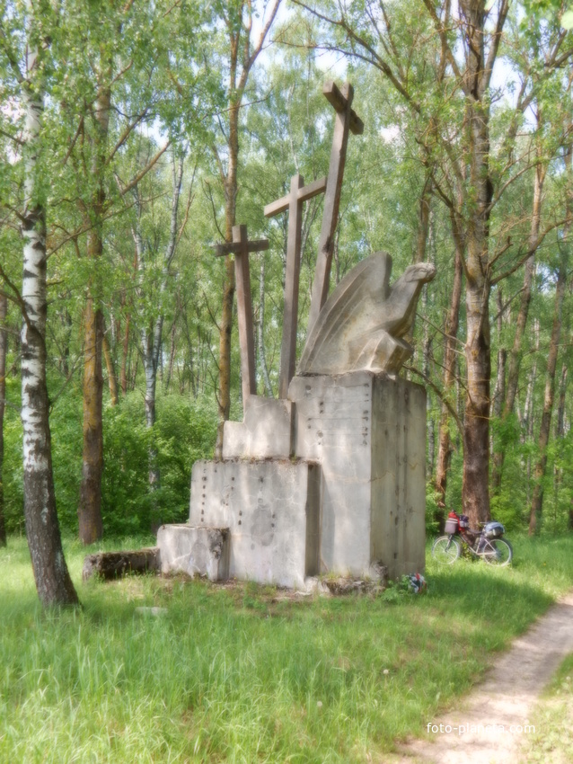 Мемориал &quot;Три креста&quot; (в двух километрах на восток от деревни)