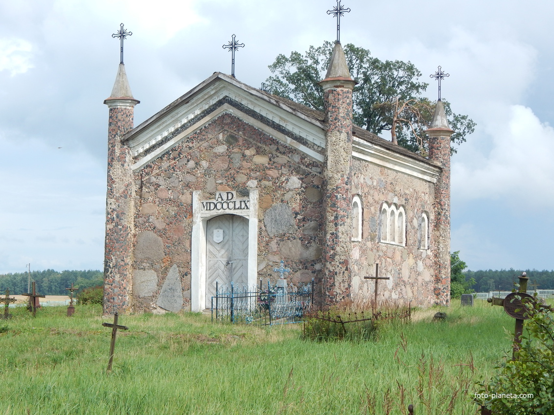 На старом кладбище при въезде в Коссово с 1859г. стоит каплица (часовня).