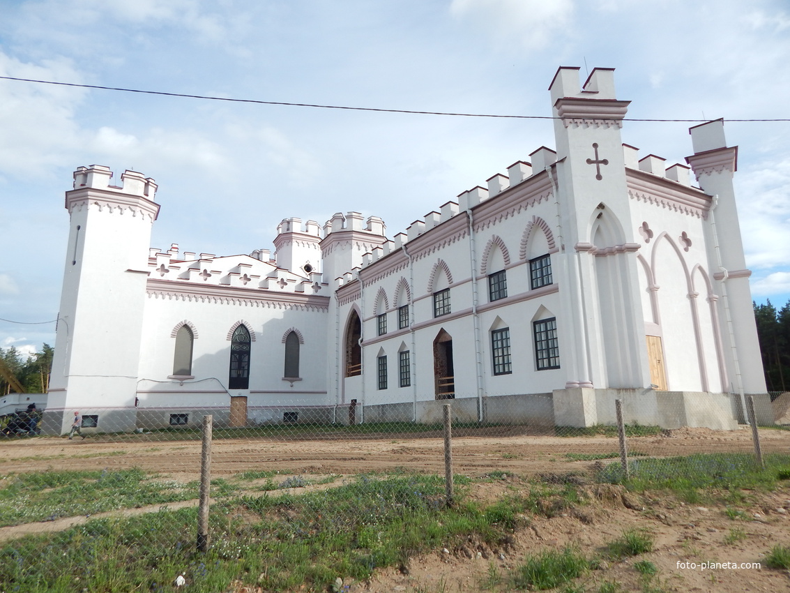 Дворец Пусловских продолжают восстанавливать (вид сбоку).