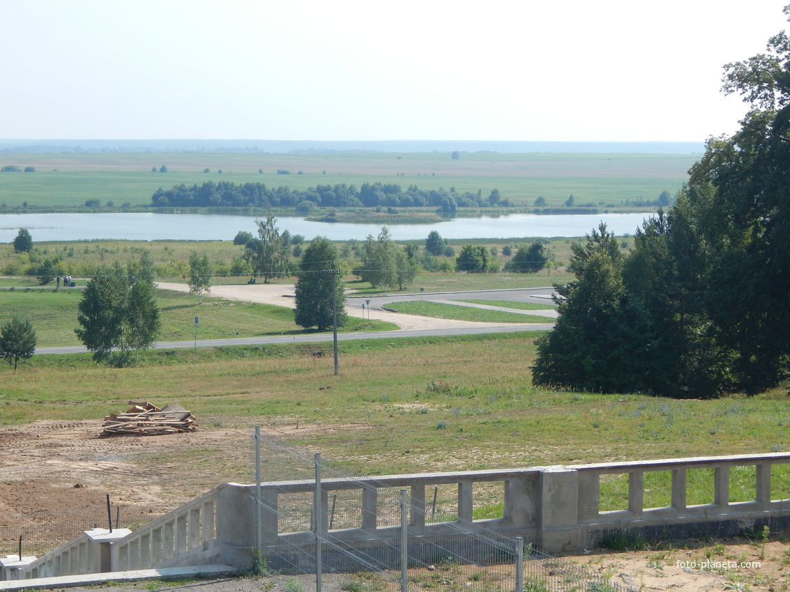 Вид на озеро с крыльца дворца Пусловских.