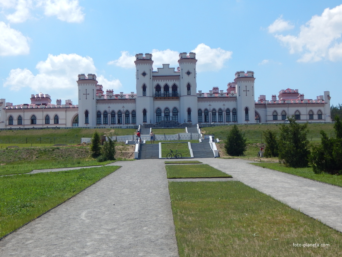 Дворец Пусловских летом 2019г. Работы по восстановлению дворца ведутся с 2008 года.