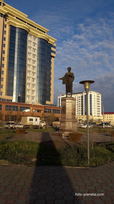 Атырау. Памятник Ф.Онгарсиновой