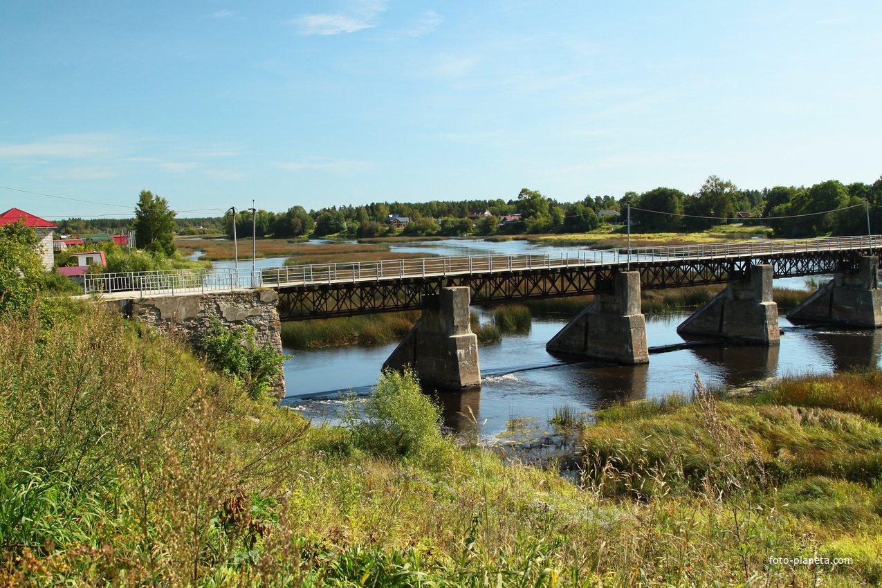 Пешеходный мост через реку Лугу
