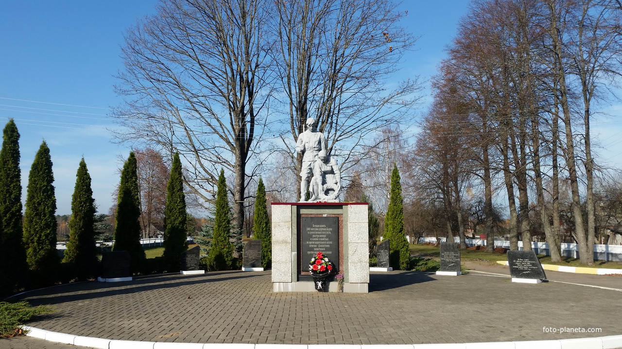 Борки.Памятник,1800 сожженным жителям деревни.
