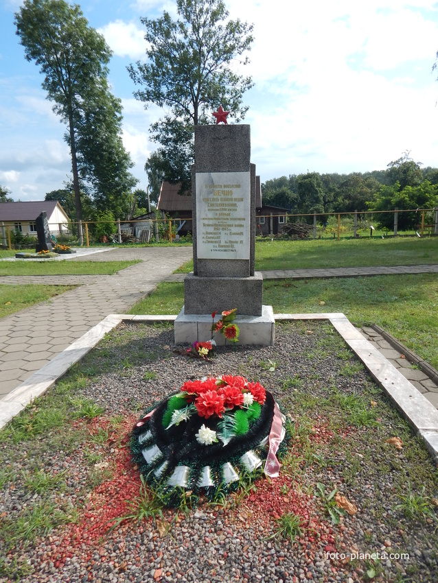 Братская могила погибших советских воинов (в сквере у Свято-Никольской церкви)