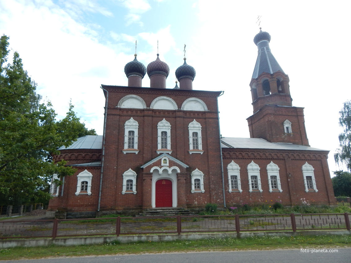 Свято-Никольская церковь (вид со стороны деревенской улицы)
