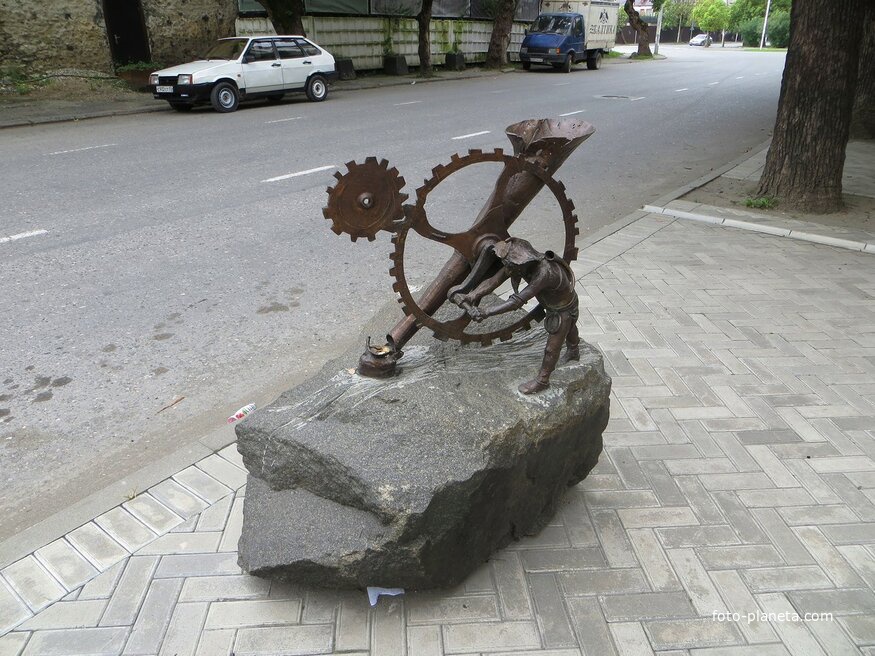 Скульптура &quot;Чеканщик монет&quot; на улице Лакоба