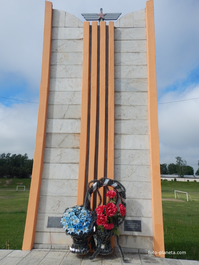 Памятник летчикам 203 авиаполка (на территории Барановичского университета)