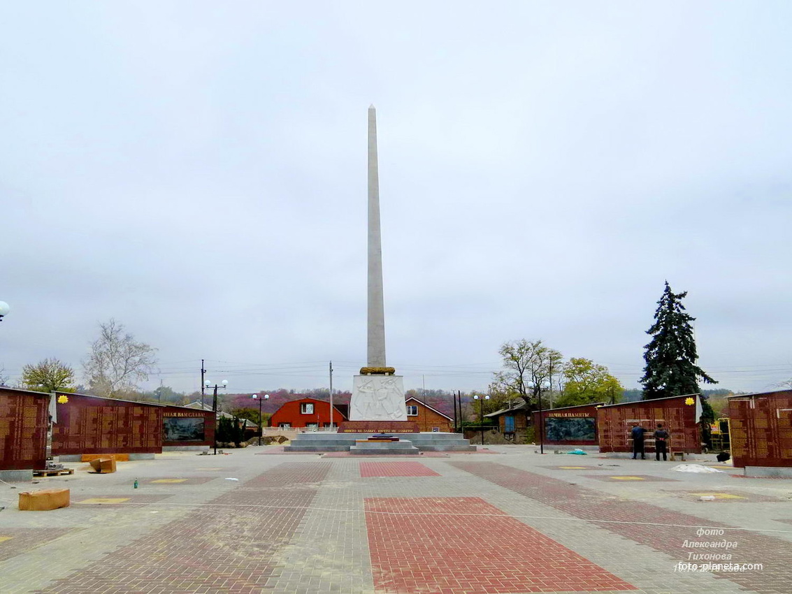 Мемориал ВОВ и братская могила воинов, погибших в боях за слободу
