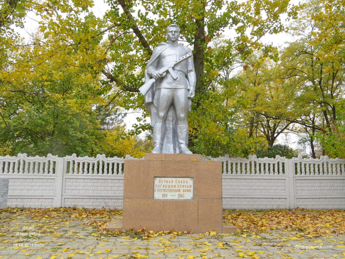 Братская могила воинов, погибших в ВОВ на кладбище