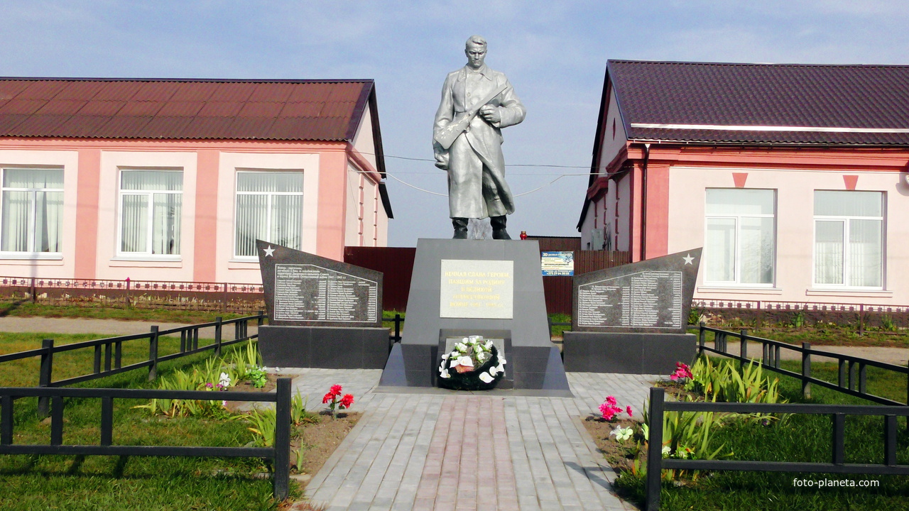 Дворец. Братская могила  74 воинов и партизан ,в которой похоронен Герой Советского Союза Ульянин Федор Иванович