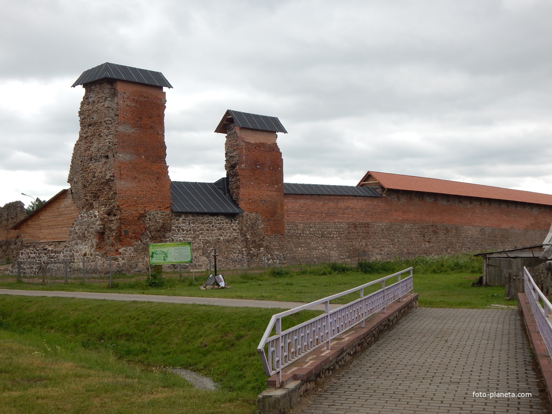 Восстановленная стена Кревского замка