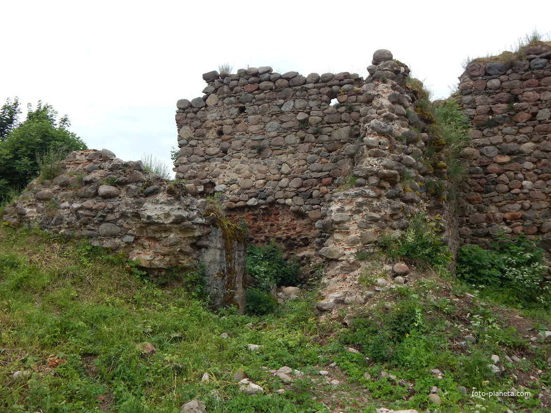 Остатки угловой замковой башни