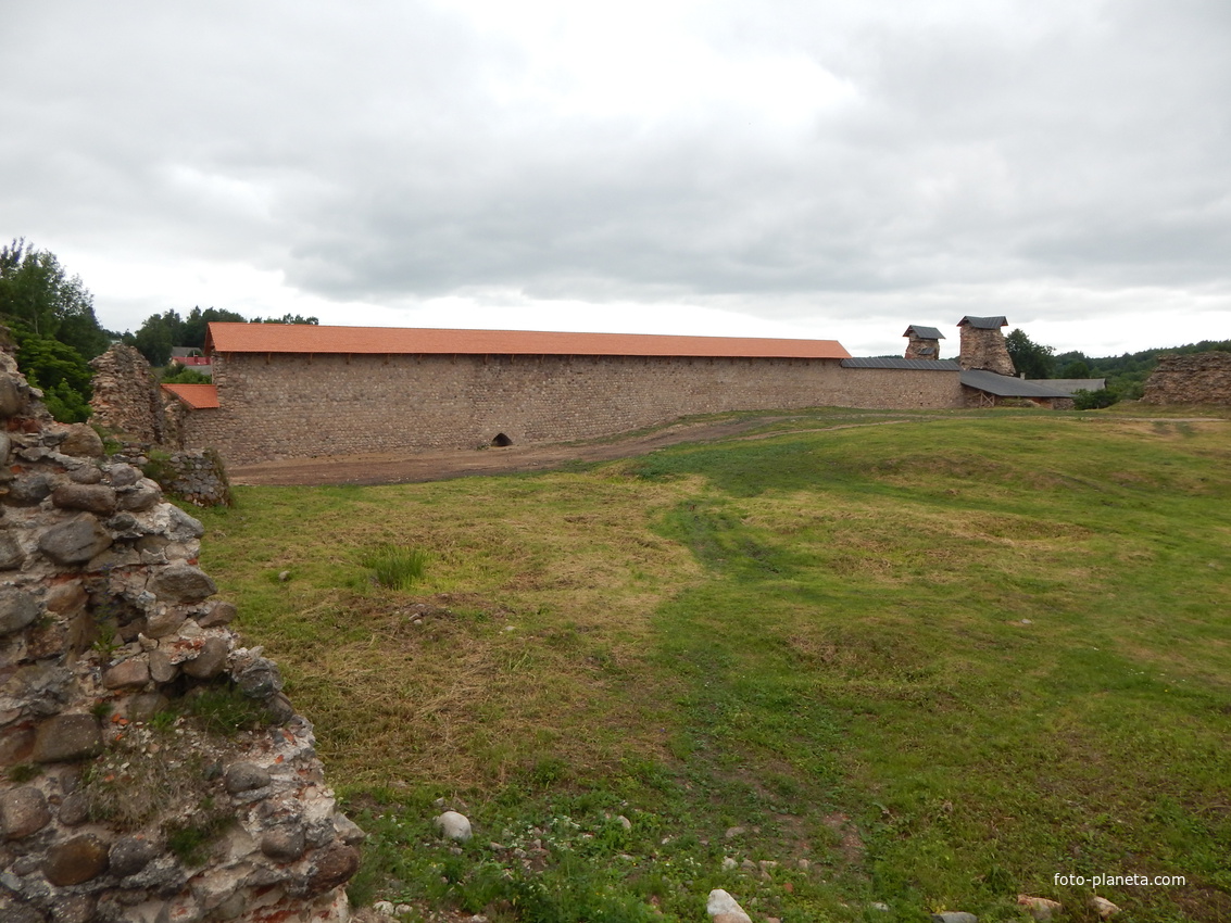 Вид на восстановленную стену с внутренней территории замка