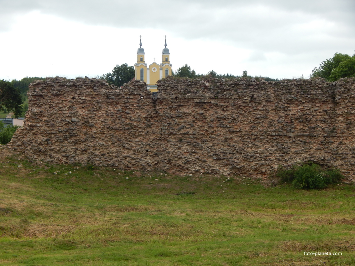 Вид на башни костела с территории замка
