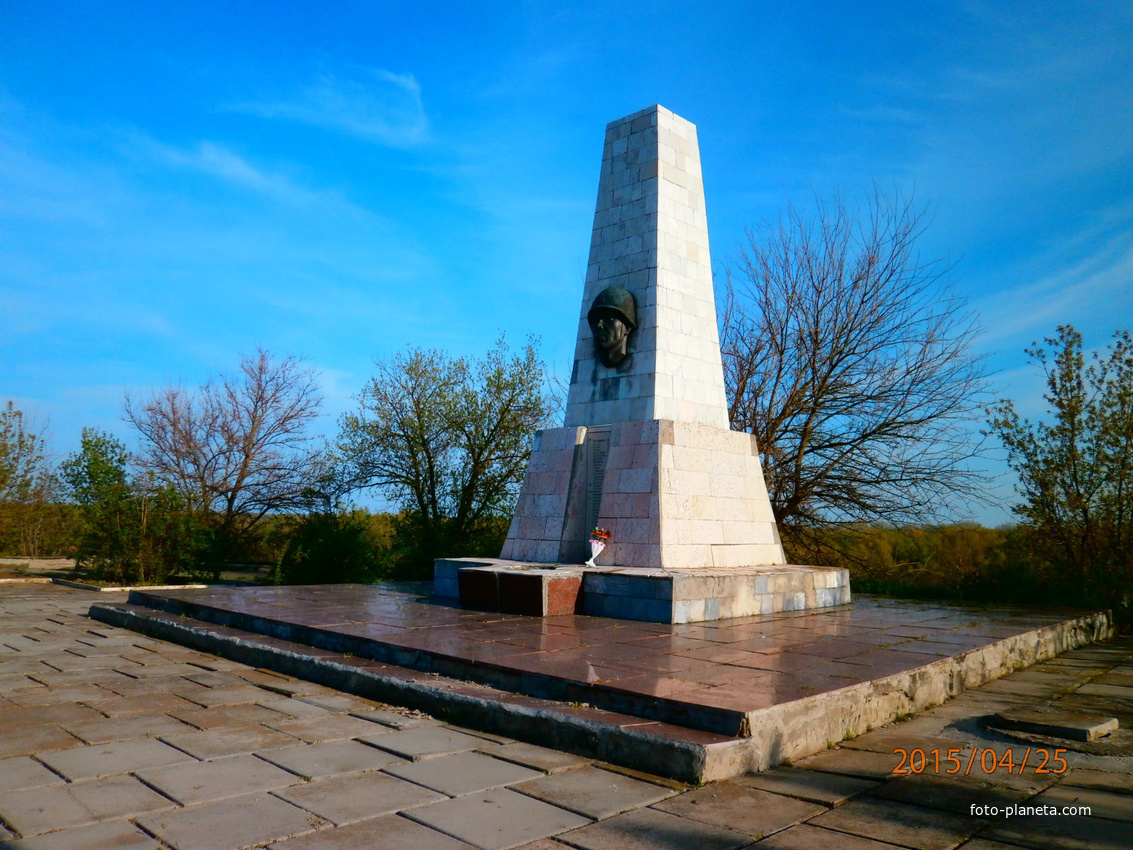 Памятник  односельчанам, погибшим  во время Великой Отечественной войны.
