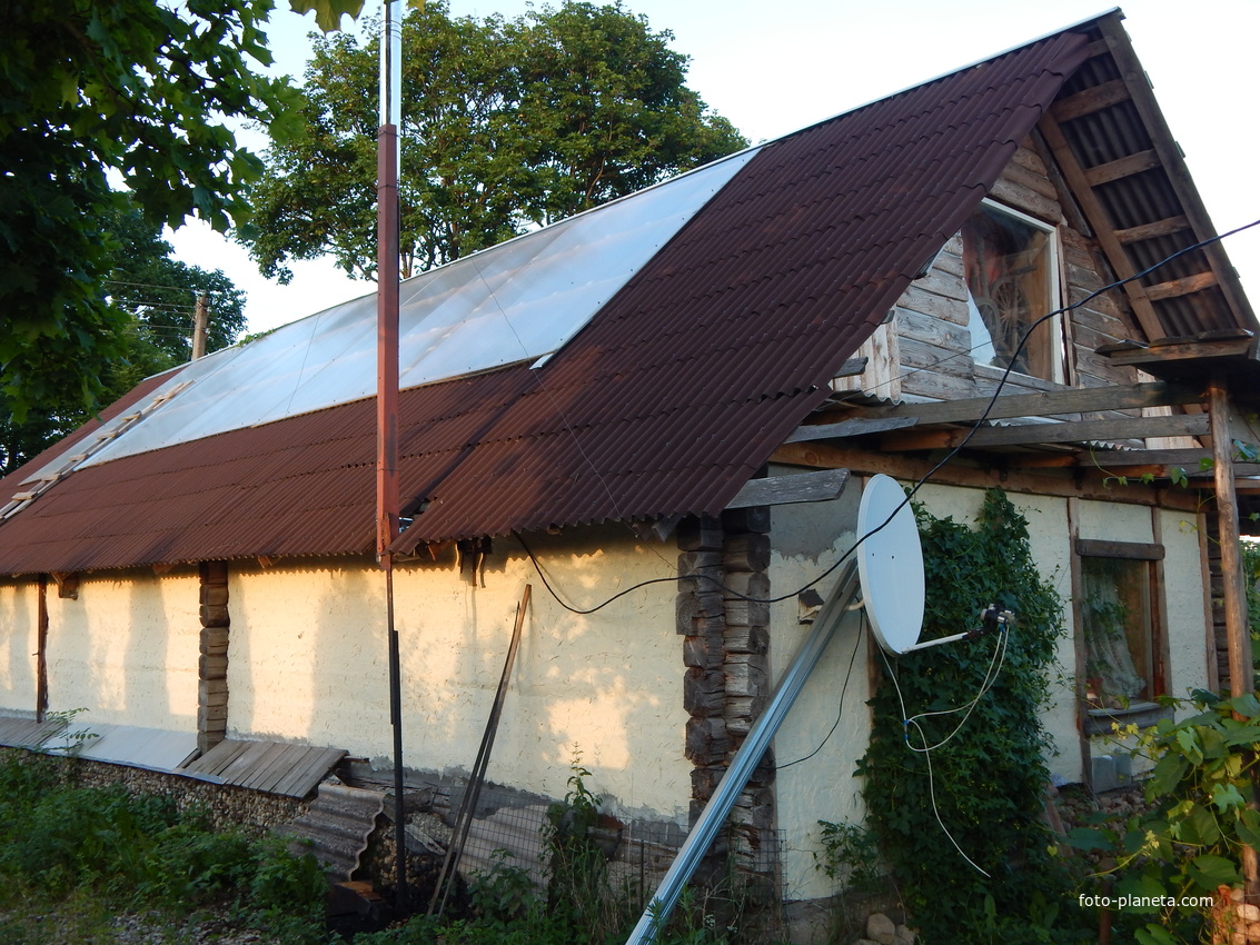 Хозяйский дом Бондаренко с прозрачной крышей над мастерской.