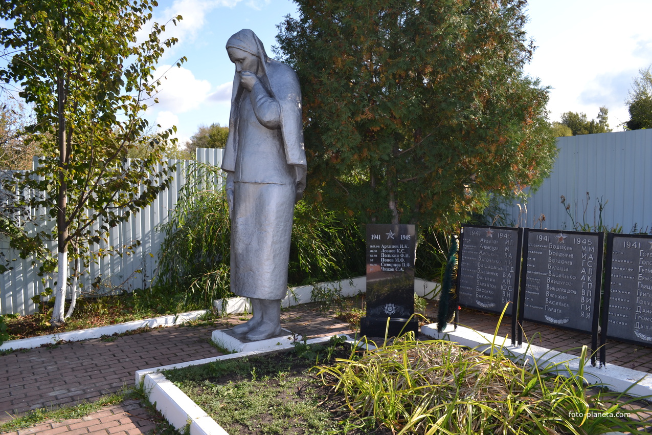 Скульптура скорбящей русской женщины на братской могиле