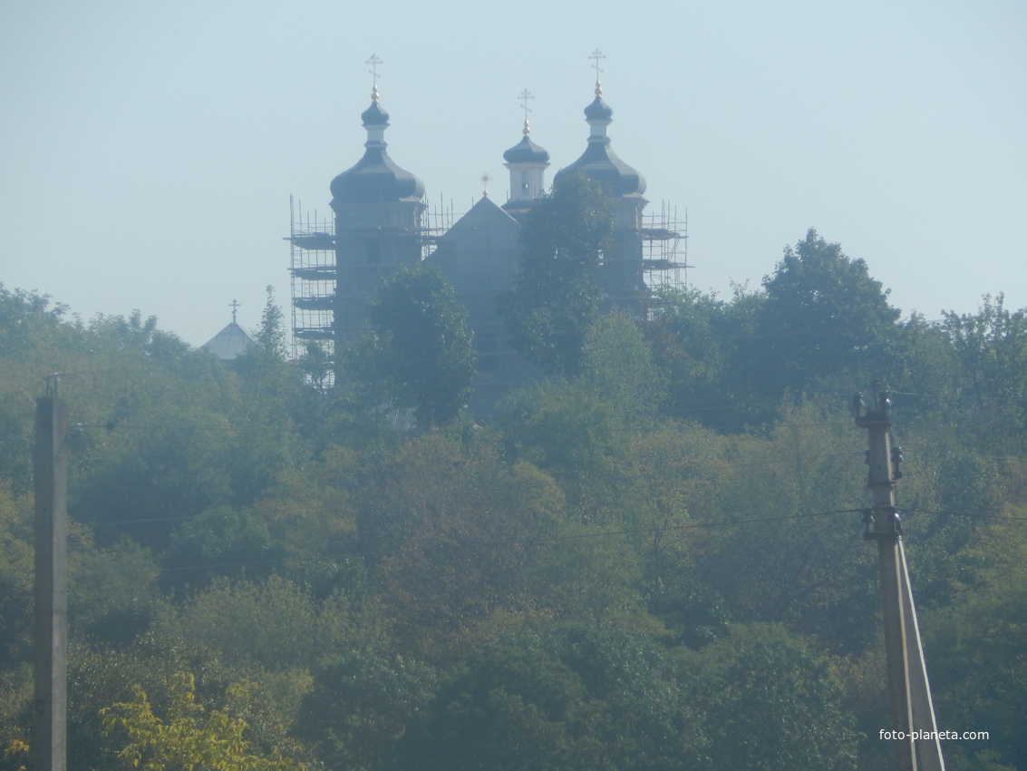 Вид с улицы Мозырской на восстанавливаемый монастырский храм.