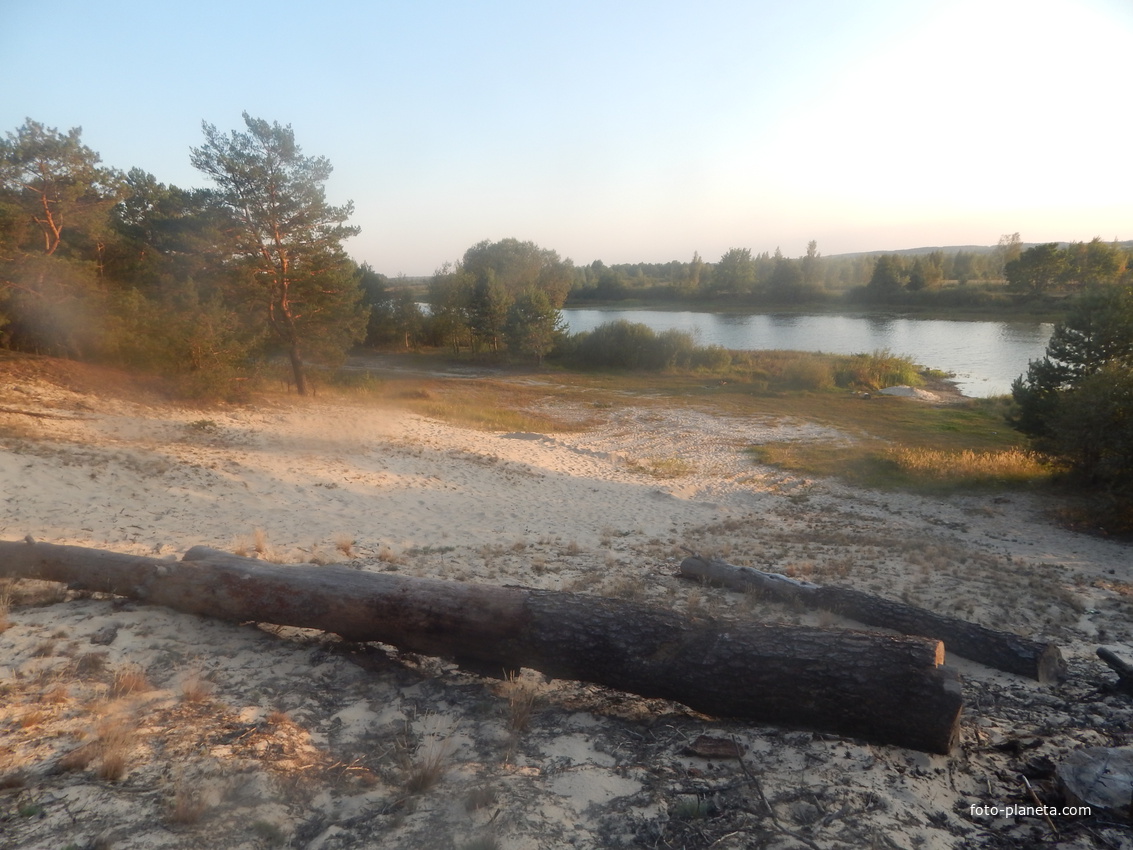 На выезде с улицы Мозырской в 1 км. от деревни находится озеро Литвин.