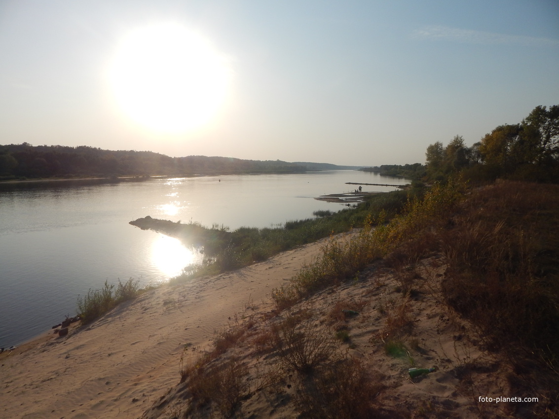 Заходящее солнце над рекой Припять вблизи деревни Юровичи.